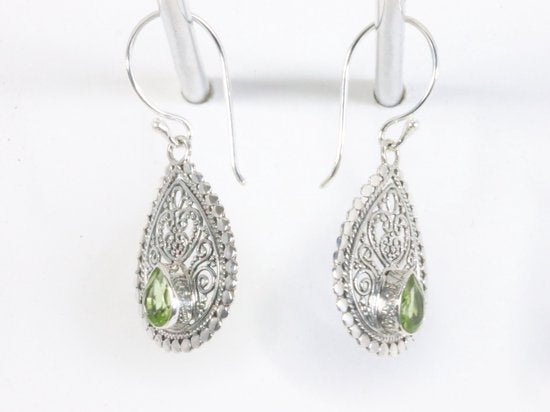 Traditionele bewerkte zilveren oorbellen met peridoot afbeelding 2