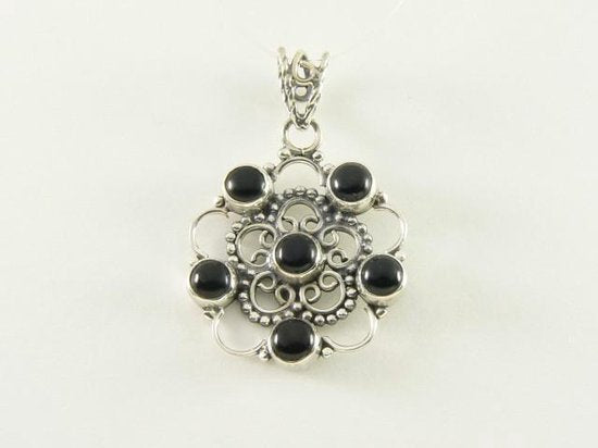 Opengewerkte zilveren hanger met onyx afbeelding 3