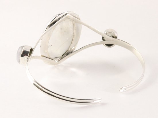 Traditionele bewerkte zilveren klemarmband met regenboog maansteen afbeelding 3