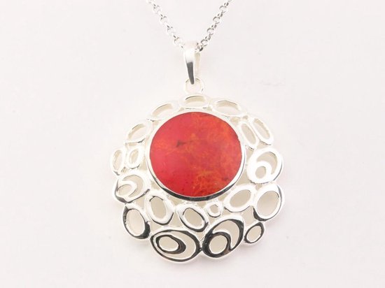 Grote opengewerkte zilveren hanger met rode koraal steen aan ketting afbeelding 1