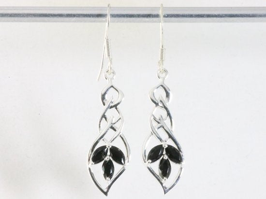 Opengewerkte zilveren oorbellen met onyx afbeelding 3