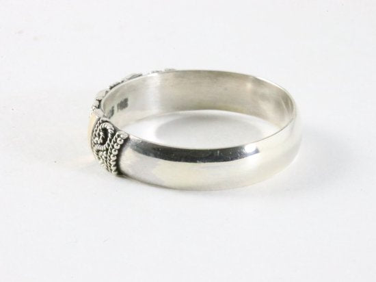 Traditionele bewerkte zilveren ring met 18k gouden banden afbeelding 2