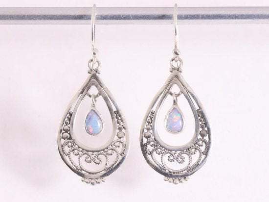 Opengewerkte zilveren oorbellen met Australische opaal afbeelding 4