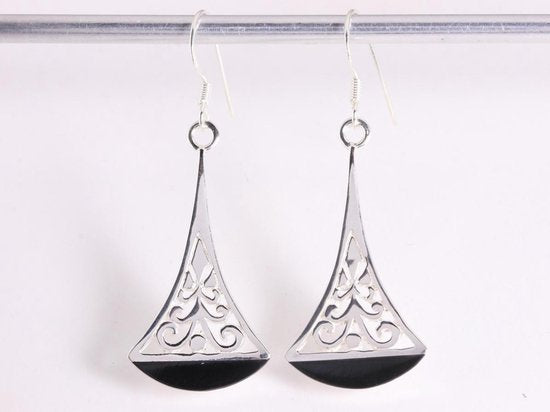 Lange opengewerkte zilveren oorbellen met onyx afbeelding 4