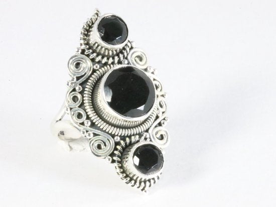 Langwerpige bewerkte zilveren ring met onyx afbeelding 1