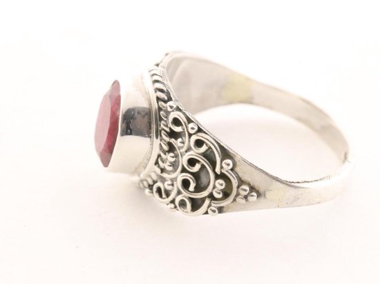Bewerkte zilveren ring met robijn afbeelding 2