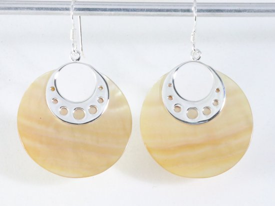 Zilveren oorbellen met grote ronde goudkleurige schelp afbeelding 1