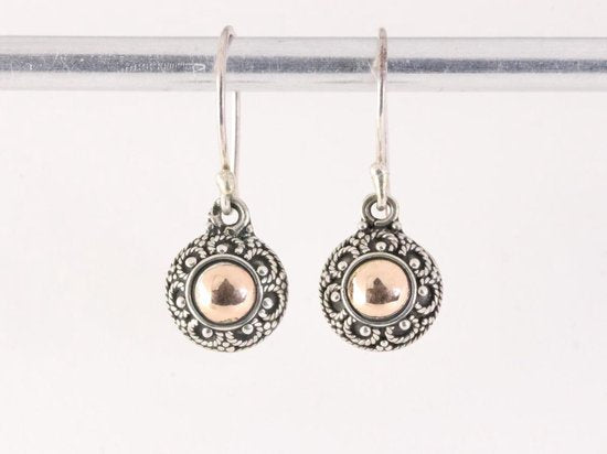 Fijne bewerkte ronde zilveren oorbellen met 18K gouden decoratie afbeelding 4