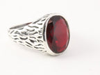 Bewerkte zilveren herenring met granaat afbeelding 1