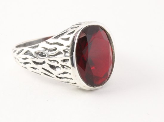 Bewerkte zilveren herenring met granaat afbeelding 1