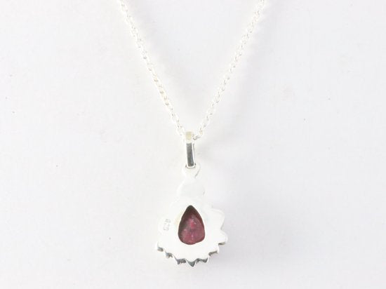 Fijne bewerkte zilveren hanger met robijn aan ketting afbeelding 3