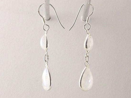 Fijne lange zilveren oorbellen met regenboog maansteen afbeelding 2