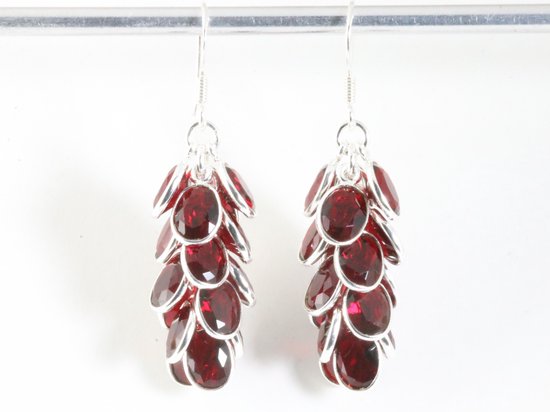 Trosvormige zilveren oorbellen met granaat afbeelding 4