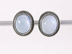 Bewerkte ovale zilveren oorstekers met blauwe opaal afbeelding 1