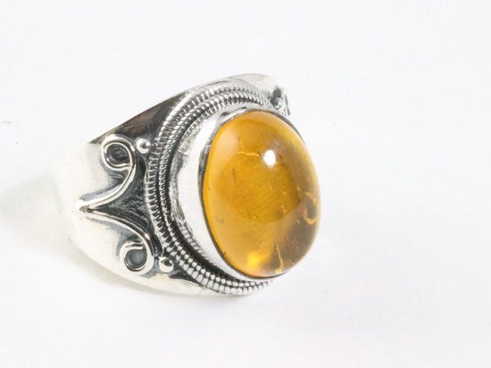 Bewerkte zilveren ring met amber - maat 18.5 afbeelding 1
