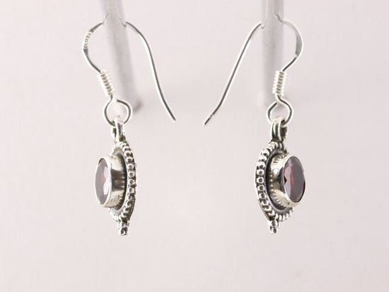 Fijne bewerkte ronde zilveren oorbellen met granaat afbeelding 2