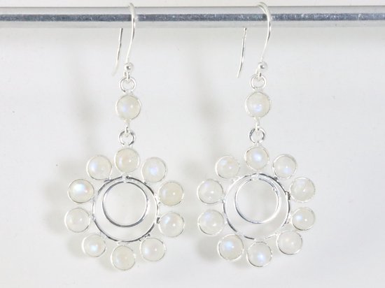 Ronde opengewerkte zilveren oorbellen met regenboog maansteen afbeelding 3