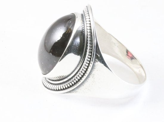 Bewerkte zilveren ring met granaat afbeelding 2