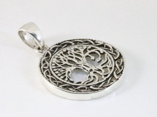 Ronde bewerkte zilveren hanger met levensboom op parelmoer afbeelding 2