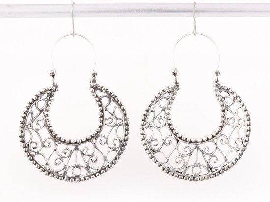 Opengewerkte traditionele zilveren oorringen afbeelding 1