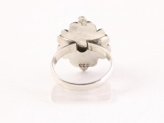 Bewerkte zilveren ring met regenboog maansteen afbeelding 3