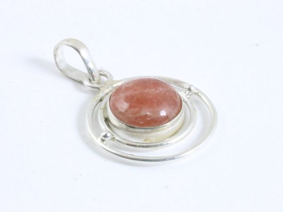 Ronde opengewerkte zilveren hanger met rode zonnesteen afbeelding 2