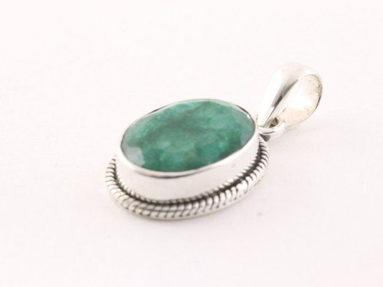 Bewerkte zilveren hanger met smaragd aan ketting afbeelding 2