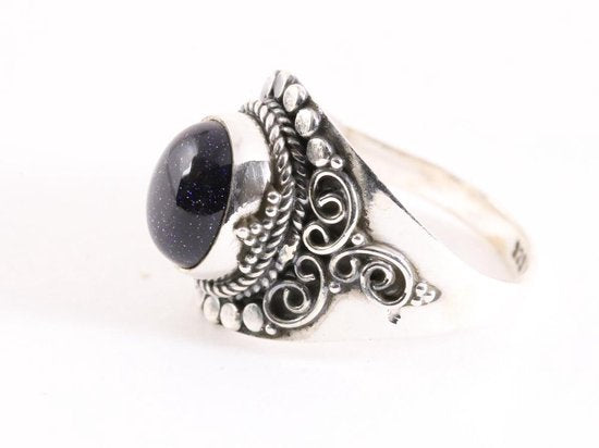 Bewerkte zilveren ring met blauwe zonnesteen afbeelding 2