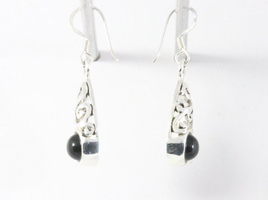 Fijne opengewerkte zilveren oorbellen met onyx afbeelding 2