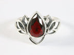 Opengewerkte zilveren lotus bloem ring met granaat afbeelding 4
