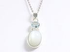 Zilveren hanger met witte maansteen en blauwe topaas aan ketting afbeelding 4