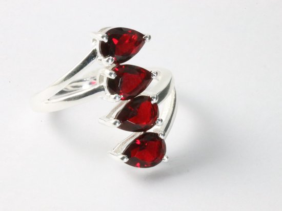 Langwerpige hoogglans zilveren ring met granaat stenen afbeelding 1