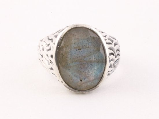 Bewerkte zilveren herenring met labradoriet afbeelding 4