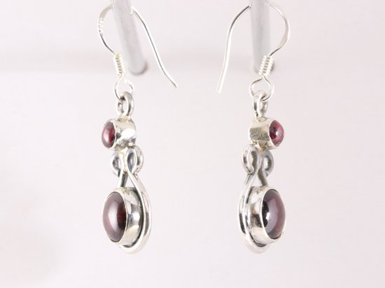 Opengewerkte zilveren oorbellen met granaat afbeelding 2