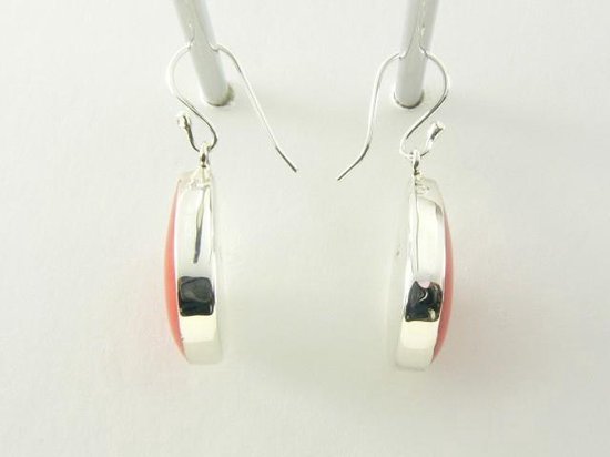 Druppelvormige zilveren oorbellen met rode koraal steen afbeelding 2