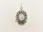 Opengewerkt zilveren medaillon met parelmoer afbeelding 4
