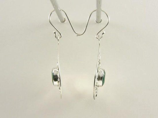 Opengewerkte zilveren oorbellen met smaragd afbeelding 2