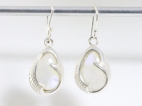 Bewerkte zilveren oorbellen met regenboog maansteen afbeelding 4