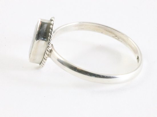 Fijne bewerkte zilveren ring met regenboog maansteen afbeelding 2