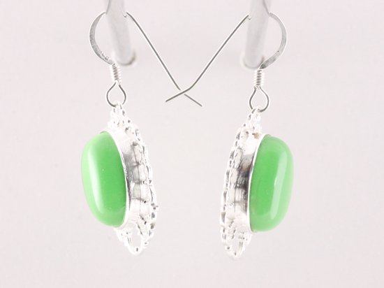 Opengewerkte zilveren oorbellen met groene opaal afbeelding 2