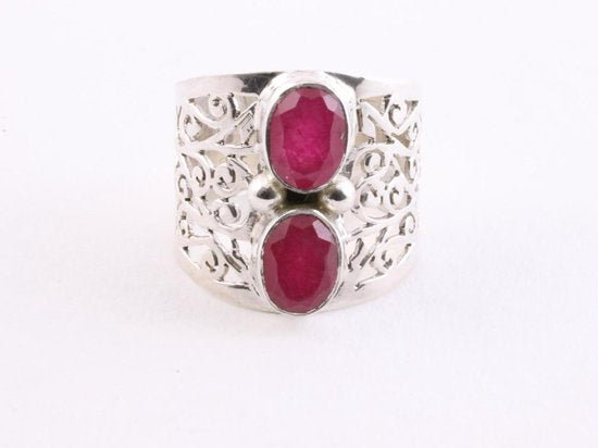 Opengewerkte zilveren ring met robijn afbeelding 4