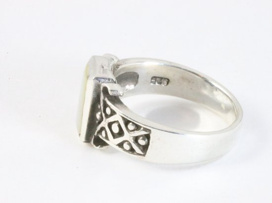Bewerkte zilveren ring met parelmoer afbeelding 2