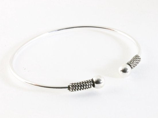 Fijne zilveren klemarmband met Balinese bewerking afbeelding 2