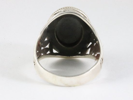 Zware bewerkte zilveren ring met gefacetteerde onyx afbeelding 3