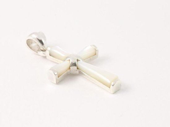 Fijne zilveren kruishanger met parelmoer afbeelding 2