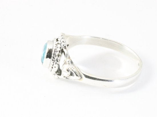 Fijne bewerkte zilveren ring met blauwe topaas afbeelding 2