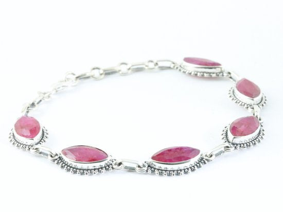 Bewerkte zilveren armband met robijn afbeelding 2