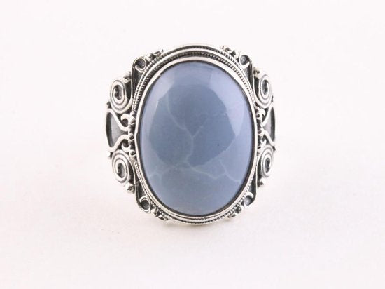 Bewerkte zilveren ring met blauwe opaal afbeelding 4