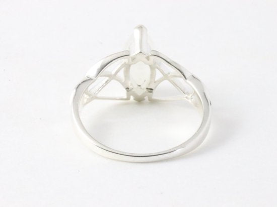 Opengewerkte hoogglans zilveren ring met regenboog maansteen afbeelding 3