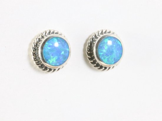 Fijne bewerkte ronde zilveren oorstekers met Australische opaal afbeelding 1